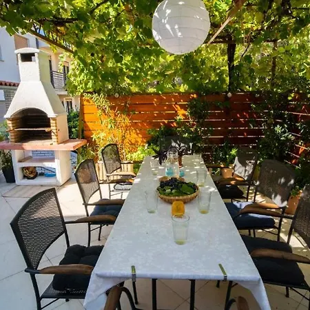 Spacious By The Sea 8+4 Apartment Pula