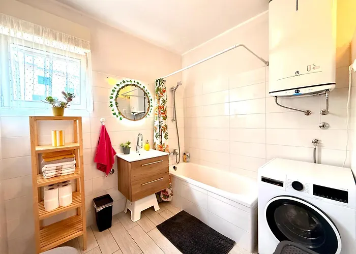 Апартаменты Spacious By The Sea 8+4 *